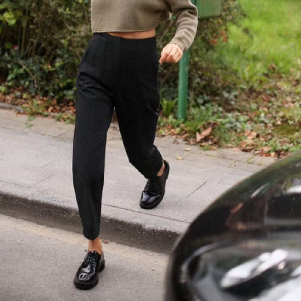 PANTS WITH A HIGH WAIST